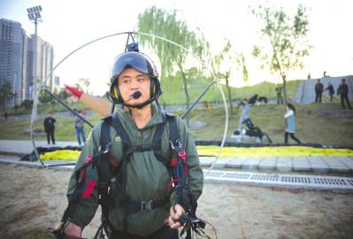 11月13日，湖南株洲滑翔伞运动爱好者“曾大虾”准备驾驶动力滑翔伞飞行回家。 华西都市报
