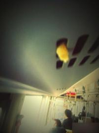 112路公交车，乘客将面包塞进空调通风口。（图据微博）