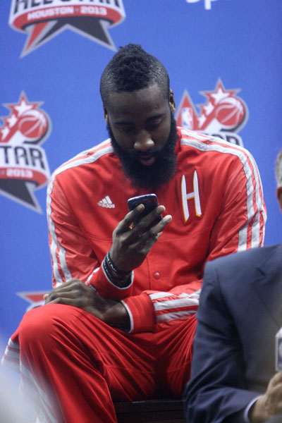 图文:[NBA]2013全明星投票启动 哈登查看手机