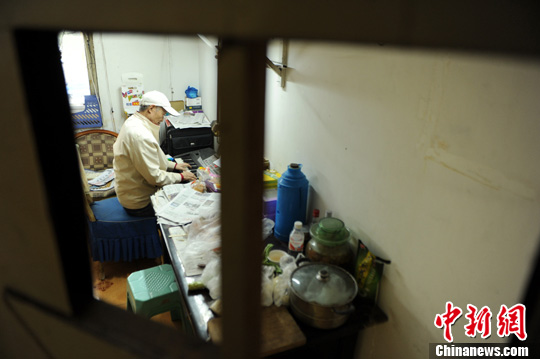 11月14日，重庆的75岁空巢老人吴豁然贴出零元招租广告，求黑发黄皮肤的单身女性合住，引发热议。图为老人正在房间里弹奏电子琴。中新社发 陈超 摄