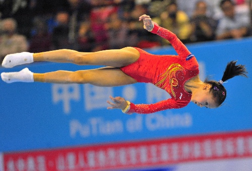 图文:2012体操亚锦赛赛况 曾斯琪在比赛中