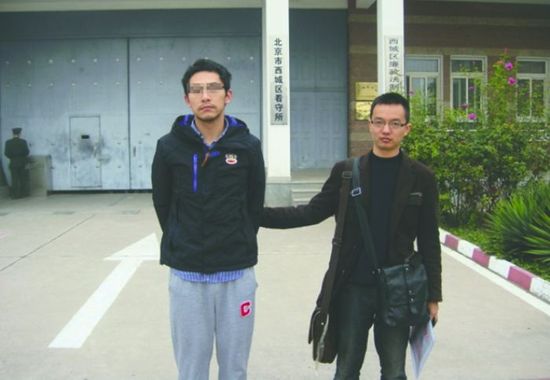 犯罪嫌疑人“张勇”（左）被抓获