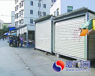 小摊贩建移动铁皮屋抢占摊位装空调可住人图