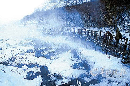 长白山瀑布下,有一奇特的天然温泉群