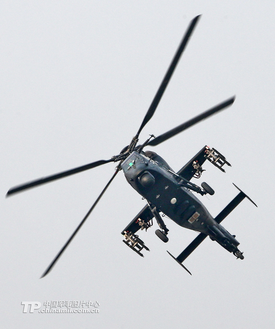 11月13日,我国自主研制生产的武直-10武装直升机亮相在珠海举行的第九