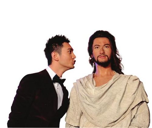 黄晓明与自己蜡像合影 好奇看"对方"撅嘴卖萌(图)