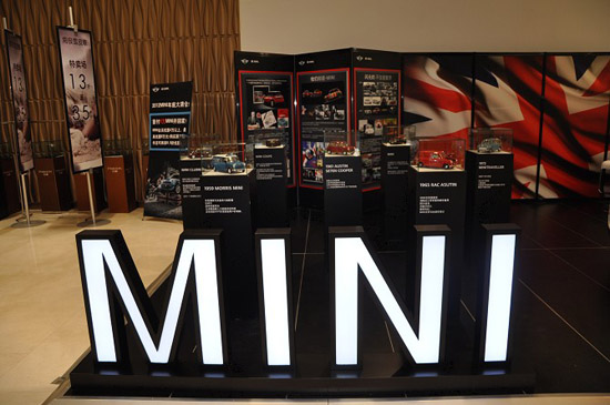 mini历史展台亮相百盛购物中心高清图片