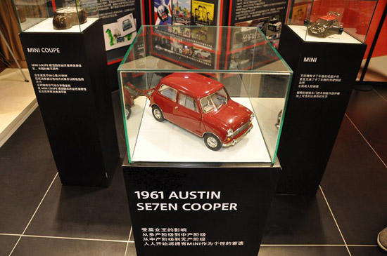 mini历史展台亮相百盛购物中心高清图片