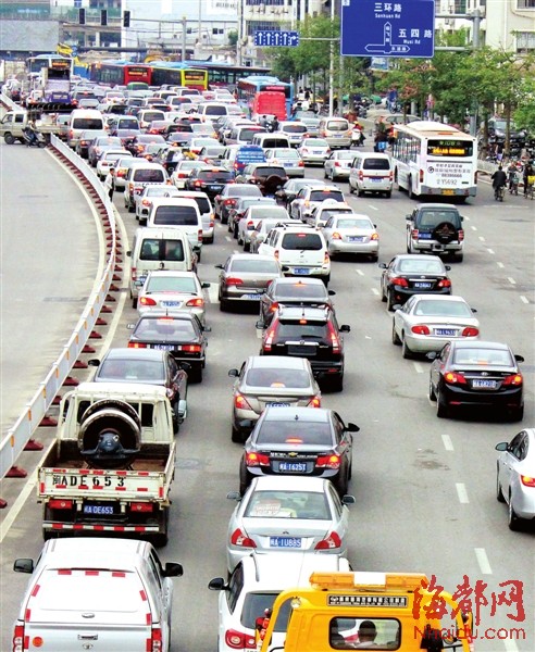 福飞路上小刮擦,路上汽车排长龙