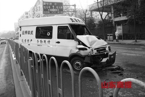 这辆武装押运车因路面打滑撞上公交车和另一辆武装押运车记者郑芷南摄