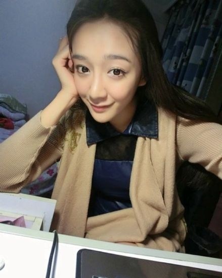 近日网上曝光一组申军谊23岁女儿申燕的靓照,外表靓丽可人,扮猫女造型