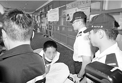 图：菲籍男子被警员合力制服 来源 香港《文汇报》