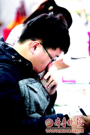 自习室内,学生们正在认真复习。本报记者张晓科摄