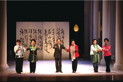 六位昆曲大师张洵澎、岳美缇、汪世瑜、张继青、石小梅、王芳（从左至右）合唱《牡丹亭》。主办方供图