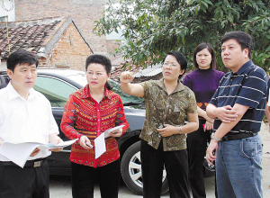 合山市委书记曾广斌(右一,市长莫莲(右三)在调研"三求"文化惠农工程.