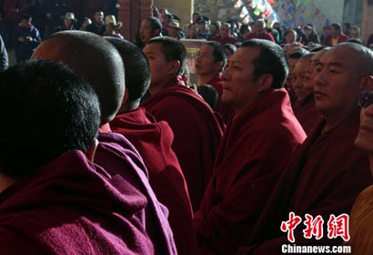 云南藏区松赞林寺开光典礼 千名僧侣诵经祈福(组图)