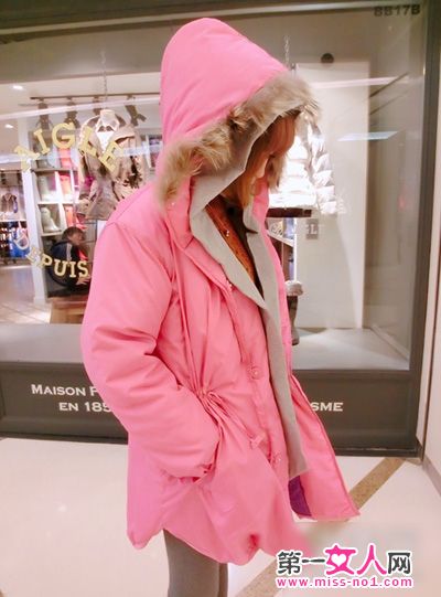 水粉色的韓版棉服，光是色彩，就很心愛、美麗哦!外套的抽繩設想，起到了收腰的作用，很顯瘦呢。韓版冬裝的設想，也比擬的繁復，沒有任何刻意的粉飾，但是給人很清爽、天然的覺得