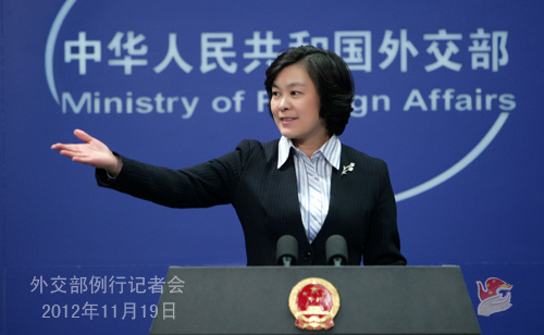 2012年11月19日，外交部发言人华春莹主持例行记者会。