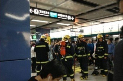 广州地铁八号线故障 乘客自行打开车门进入隧