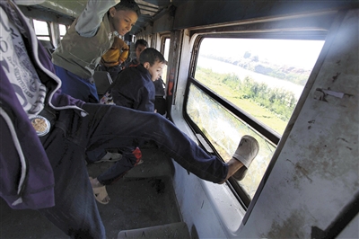 11月18日，一群小孩在破坏肇事列车的窗户。