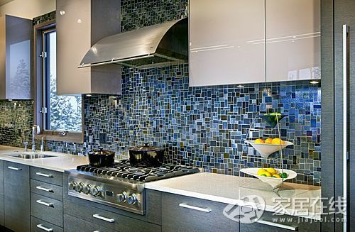 闪亮墙面瓷砖厨房（厨房装修效果图）中的马赛克创意铺贴