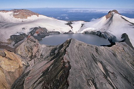 新西兰最大活火山现喷发迹象 民众被警告勿登山