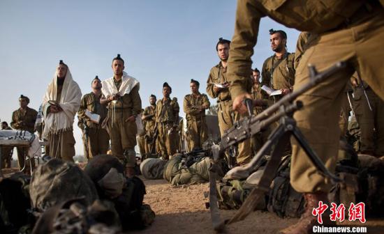 当地时间2012年11月19日，以色列，以色列对加沙地带发动的“防务之柱”军事行动愈演愈烈，地面部队正在加沙地带边境集结。CFP视觉中国