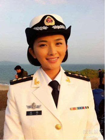 《火蓝刀锋》杨志刚、李依玲上演曲折海军爱情