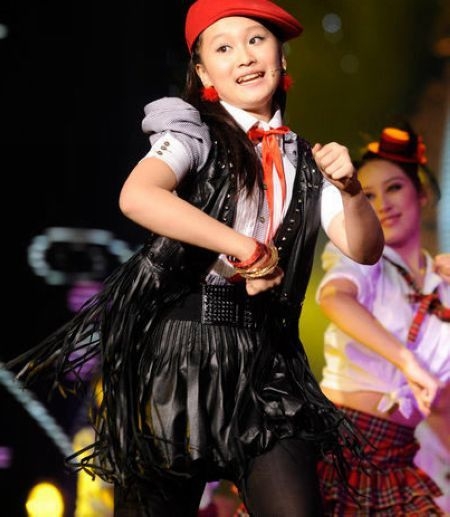 赵本山女儿在辽宁卫视2010春晚上表演热舞,动