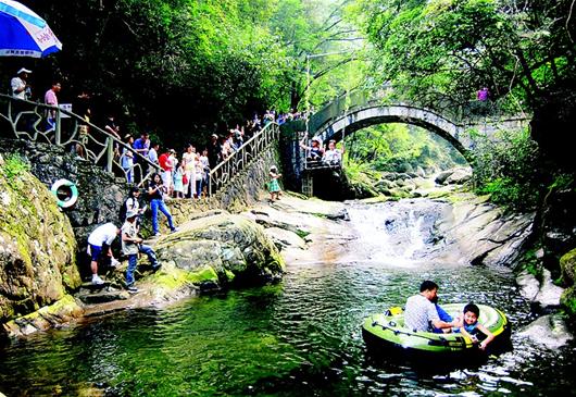 湖北日报讯 图为:火爆的九宫山石龙峡旅游.