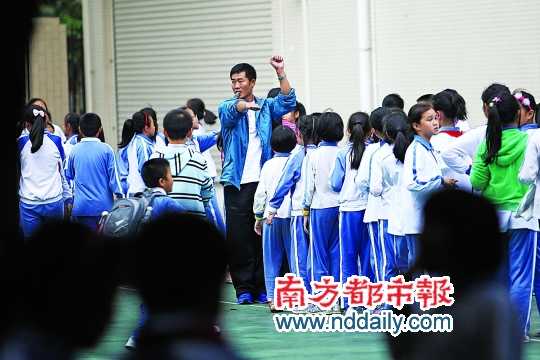 男教师荒 男孩子娘深圳小学缺阳刚(图)