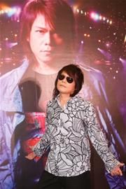 申江服务导报:伍佰,摘下墨镜是人生