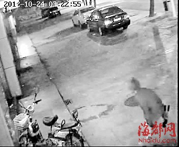 福州11名少年偷车贼持刀对峙保安 探头拍下全