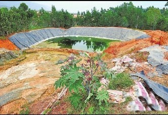 引起此次污染风波的污染物堆放在阳宗海岸边,原云南澄江锦业公司(以下