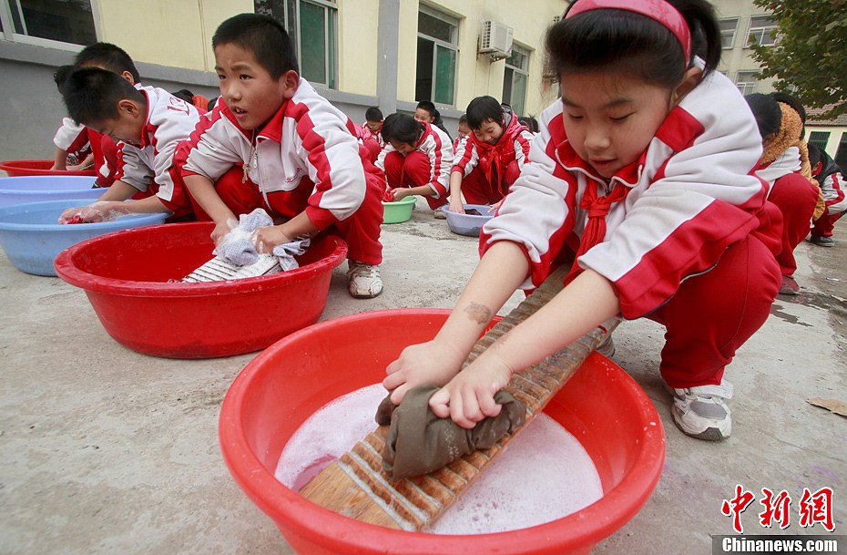 组图:济南小学生操场集体洗衣服感恩父母