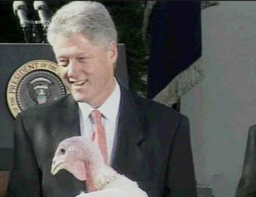 克林顿与火鸡合影 摄于1998年11月24日