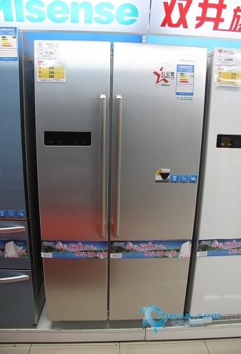 外观方面，海信BCD-576WT冰箱采用金属面板设计，耐磨又美观，为家居增添不少时尚元素。
