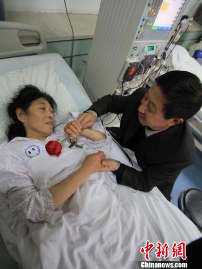 11月22日，感恩节。安徽合肥教师深情的向躺在病床上18年的妻子送上一朵红玫瑰。中新社发 张娅子 摄