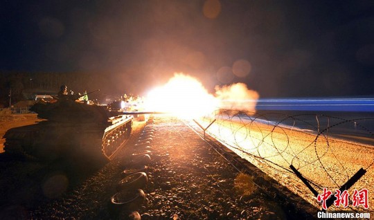 外地工夫2012年11月19日，駐扎在延坪島上的韓國軍隊舉行了大范圍的夜間射擊實彈演習。圖片根源：西方IC 版權作品 請勿轉載