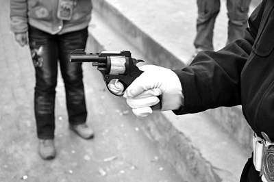 玩具枪里装火药危险(组图)