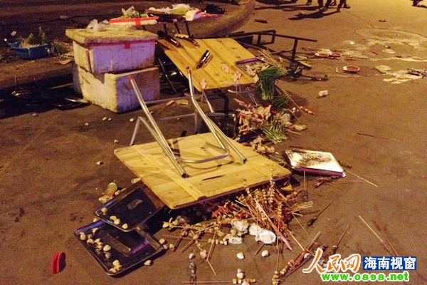 烧烤摊被砸现场