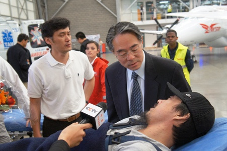 四名获释中国员工抵波哥大 驻哥大使到机场迎接