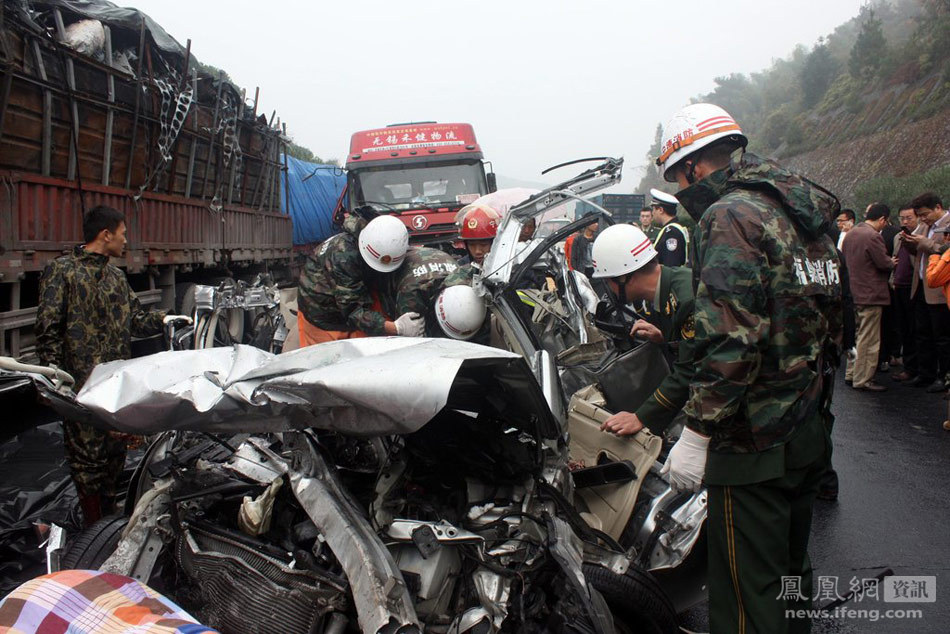 沈海高速福建车祸:轿车上5人当场身亡(组图)