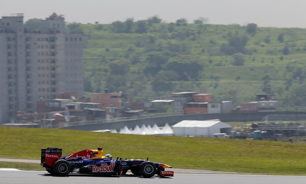 图文:F1巴西站第一次练习赛 维特尔在赛场上