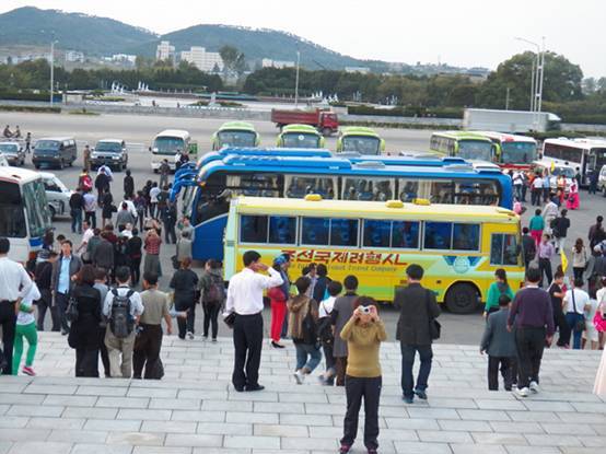 前往萬景臺學生少年宮殿觀看學生文藝演出的游客。圖片來源：韓國《中央日報》