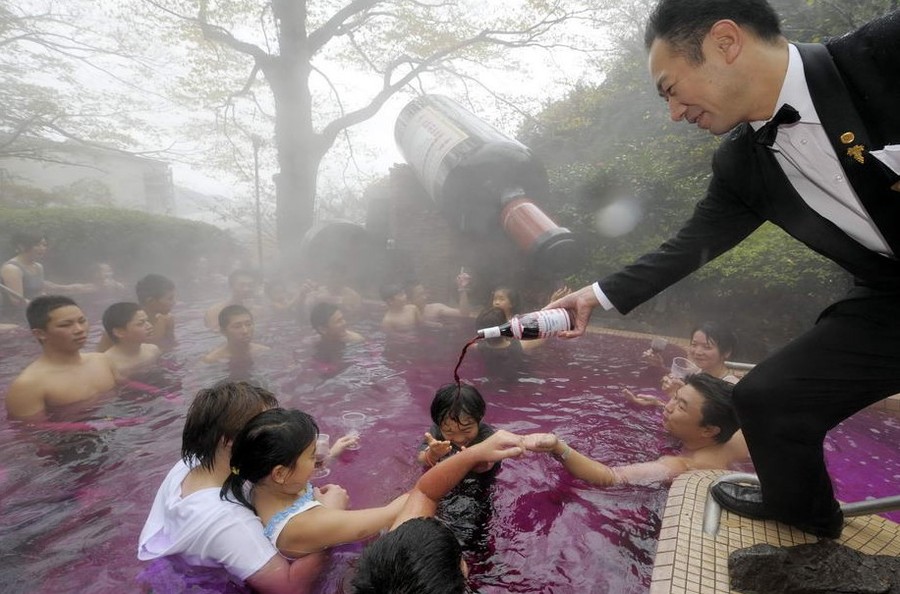 惊!日本人竟这样泡温泉!(组图)