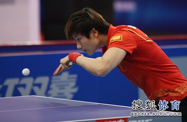 图文:乒乓球世界明星挑战赛 丁宁小心翼翼