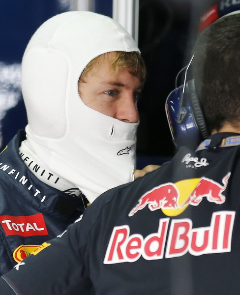 组图:f1巴西站第三次练习 阿隆索露出颈部纹身