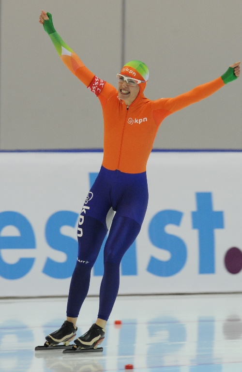 图文:速度滑冰世界杯俄罗斯站赛况 挥臂庆祝