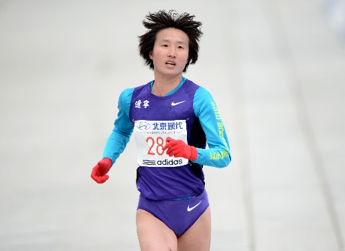 图文:2012北京国际马拉松赛 孙伟伟在比赛中